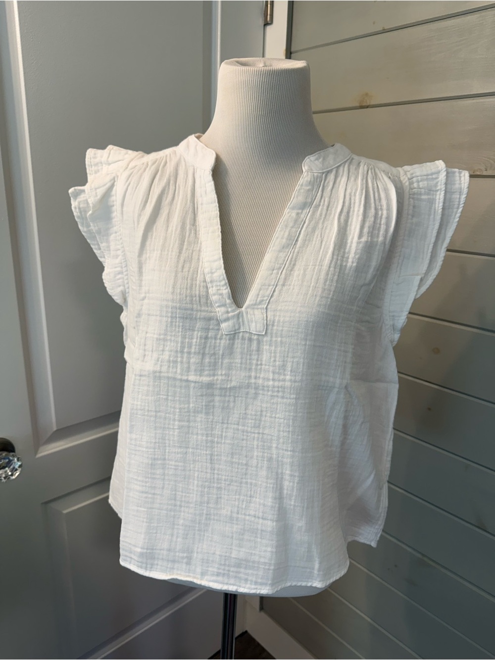 GAP White V-Neck Ruffle Sleeve V-neck Top